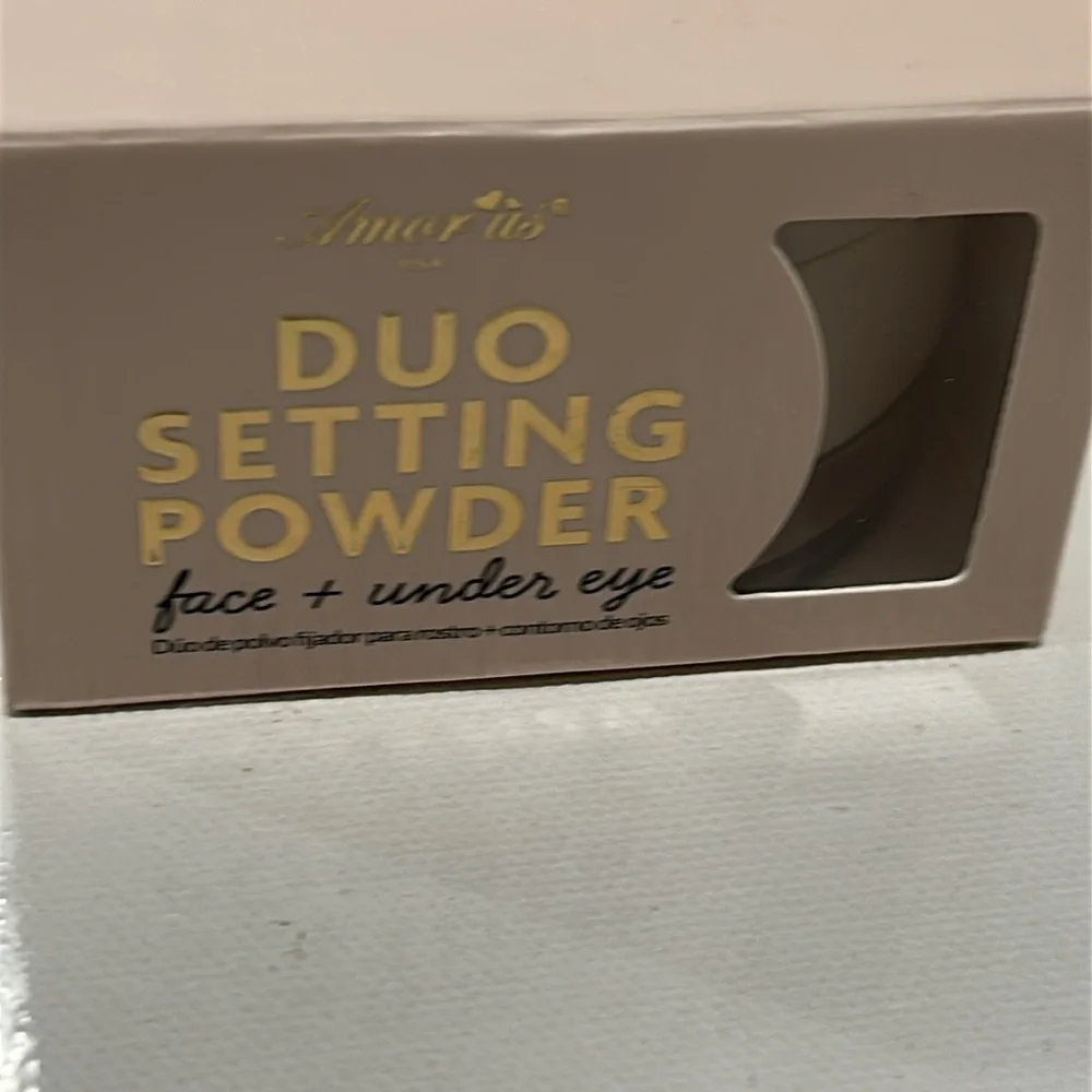 Amor Us Duo Setting Powder for Face and Under Eyes.